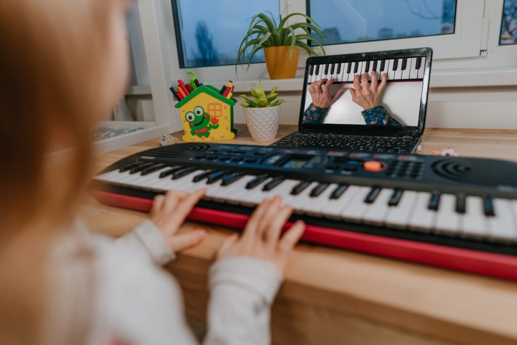 child-learning-piano-online-at-home-keyboard